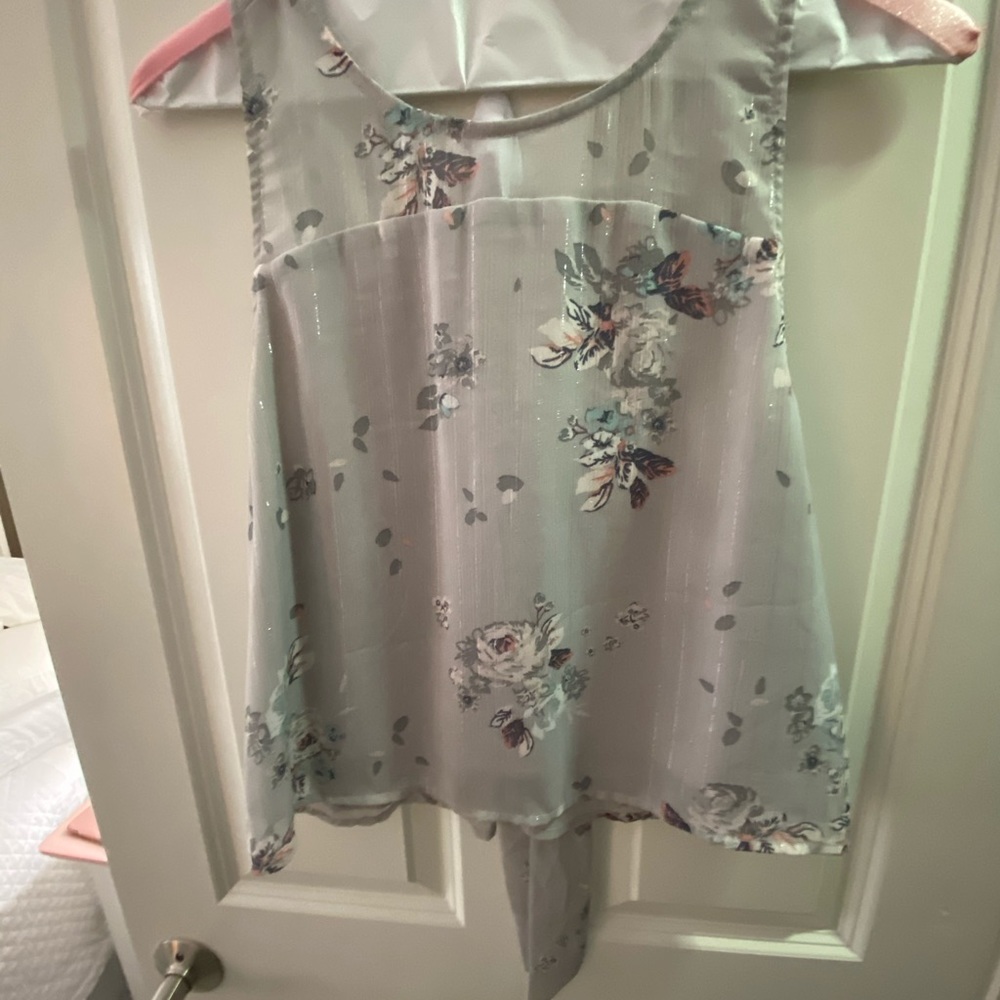 Beautiful Top - Picture 3 of 6